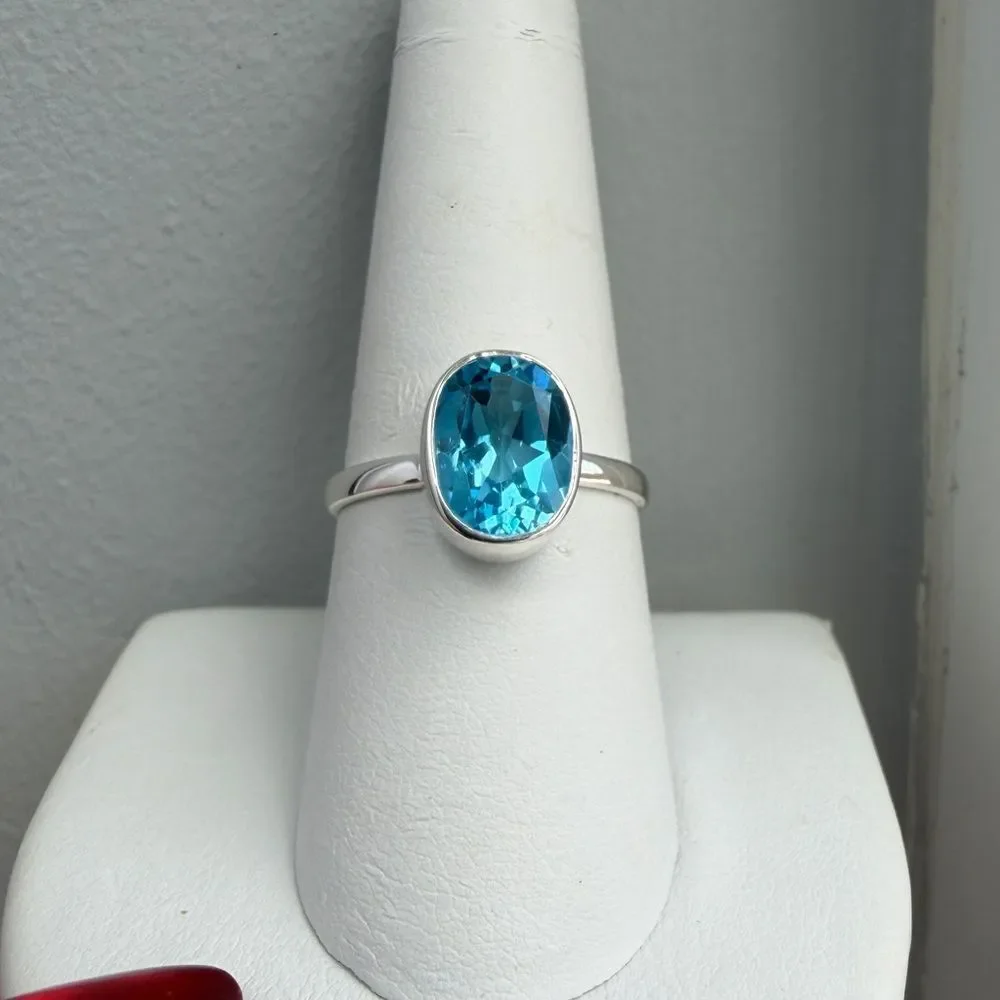 NWT 7x10mm oval cut faceted Swiss Blue Topaz‎ solitaire ring in sterling silver!